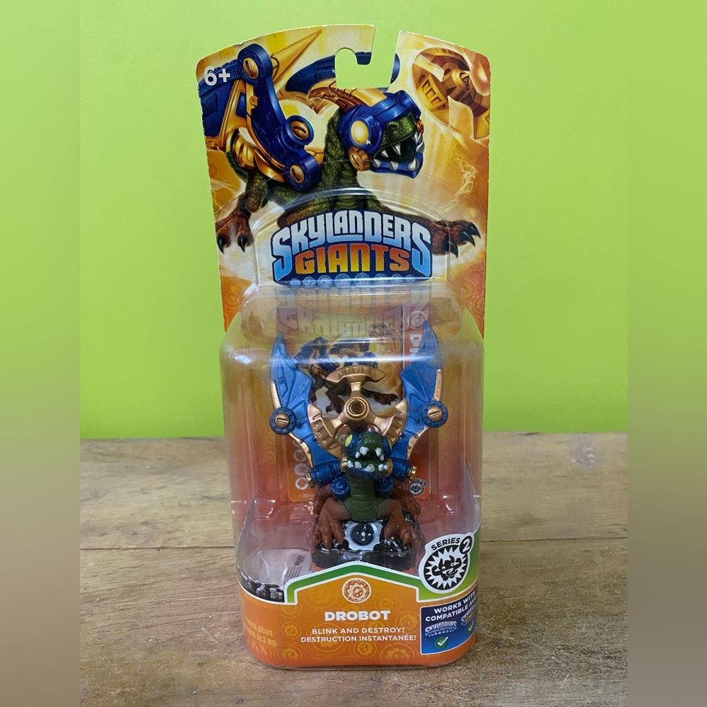 Skylanders Giants Drobot Figure With Trading Card Brand New In Package